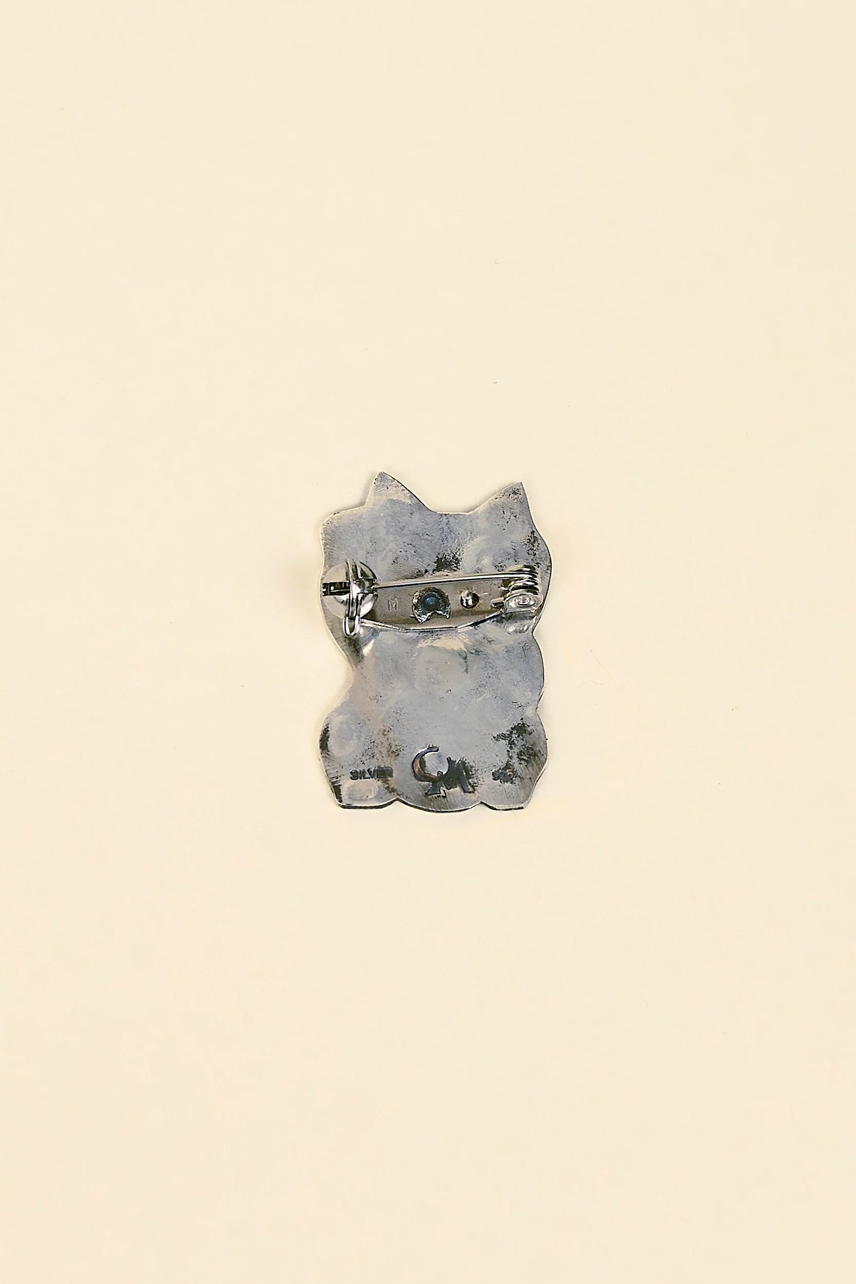 Munqa Peace Maneki Neko Pin - Image 2